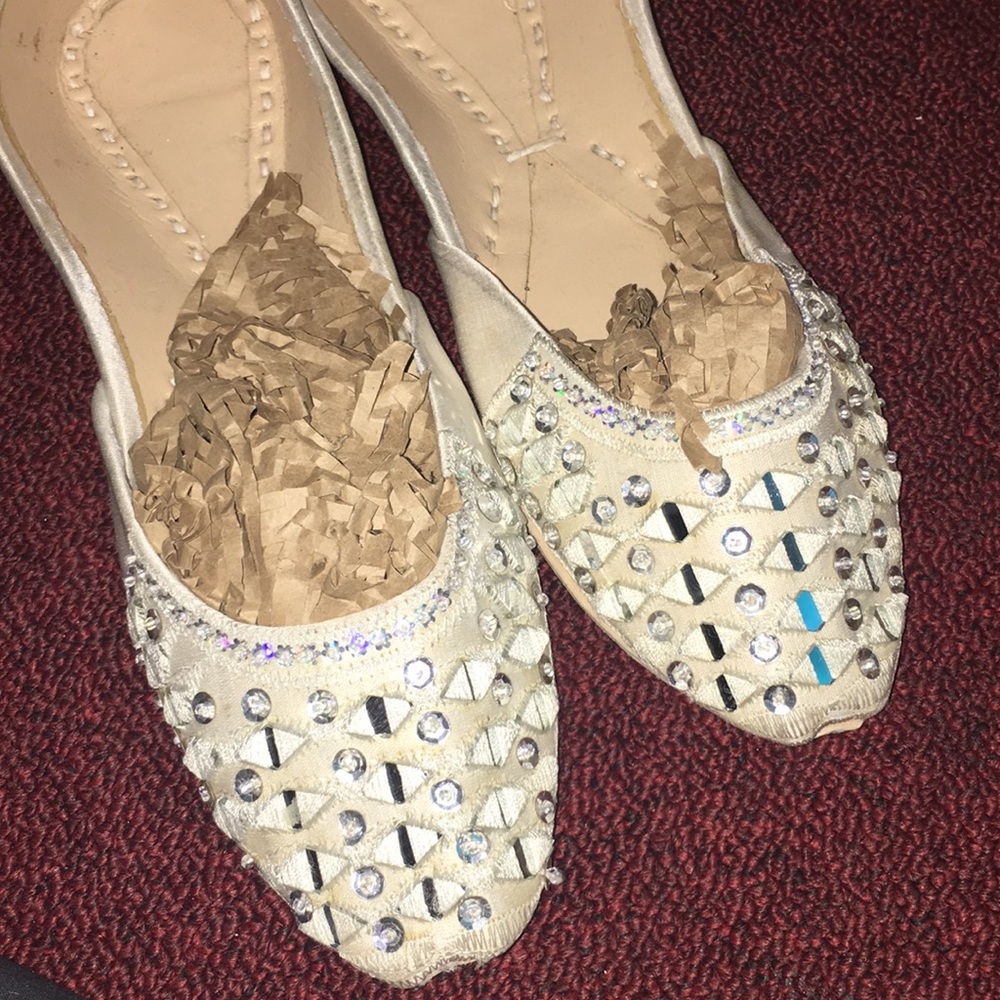 Brand new never worn Indians flats / sandals